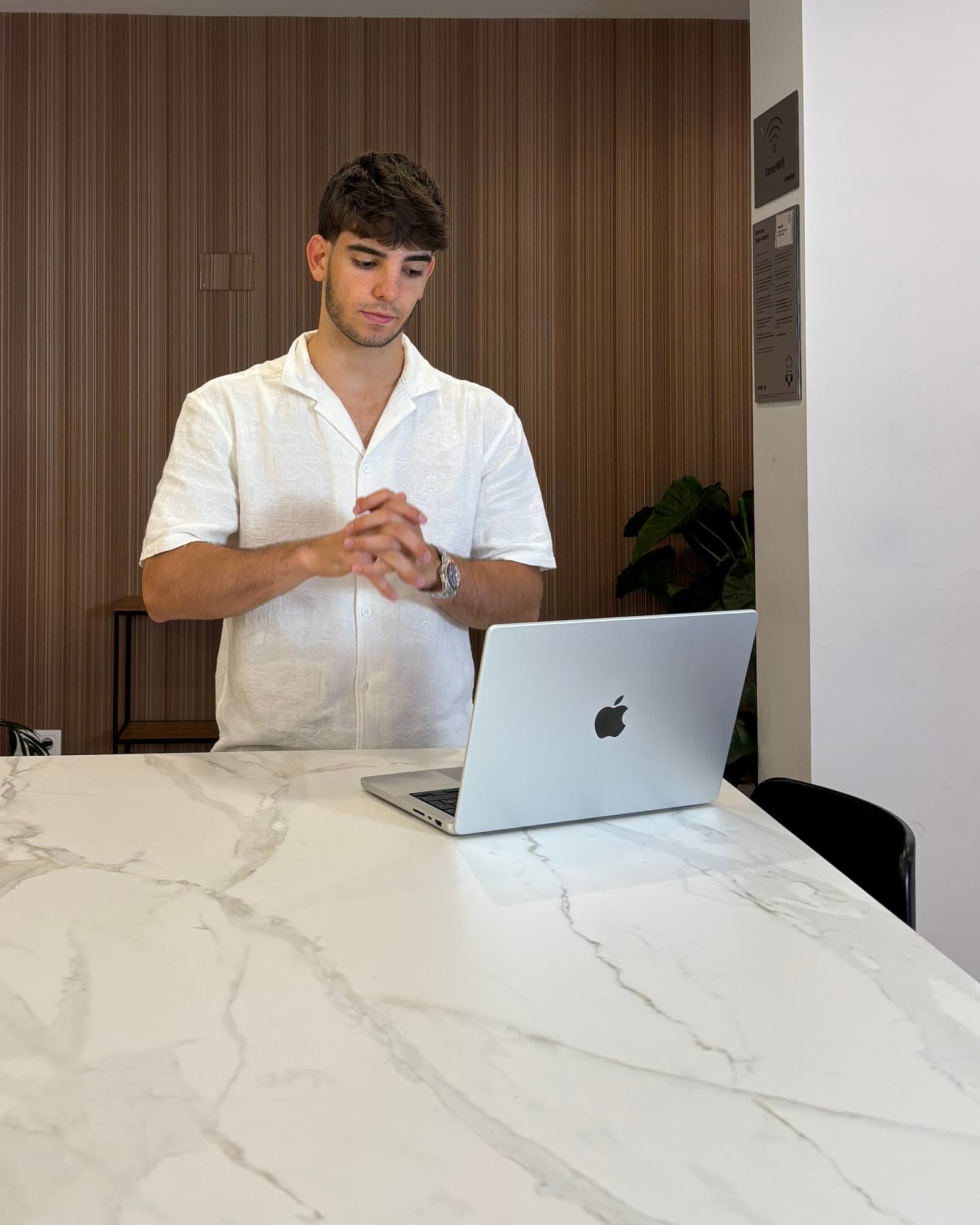 Rodrigo trabajando con el portátil en una mesa de trabajo